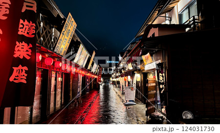 traditional asian street lights with wooden bridge 124031730