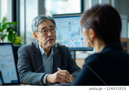 金融相談・資産管理アドバイザーと話す高齢者 124031819
