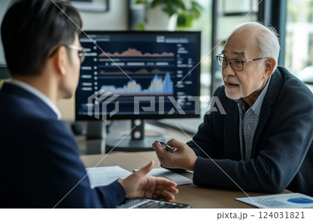 金融相談・資産管理アドバイザーと話す高齢者 124031821