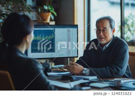 金融相談・資産管理アドバイザーと話す高齢者 金融相談・資産管理アドバイザーと話す高齢者 124031822