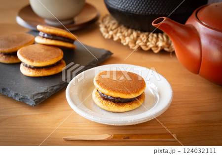 ミニどら焼きと茶器　和菓子　おやつ　甘味　小豆餡　お菓子　一口サイズ　粒あんどら焼き　ミニサイズ 124032111