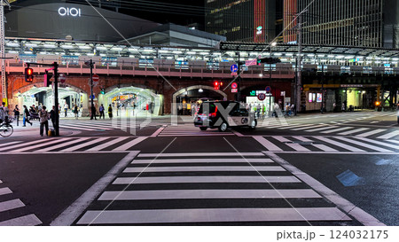 traffic in city at night 124032175