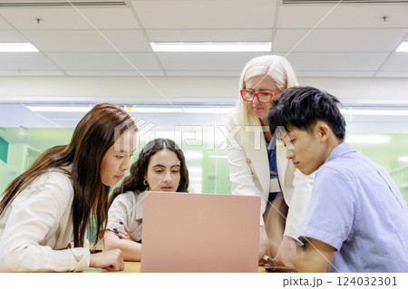 大学構内でミーティングする大学生 124032301