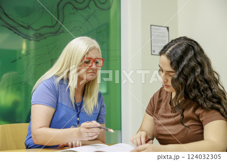 金髪の外国人女性とそれを見る外国の絵 金髪の外国人女性とそれを見る外国の絵 124032305