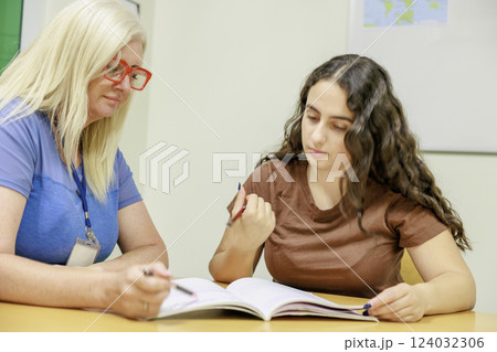 金髪の外国人女性と笑顔で勉強する金髪女性 124032306