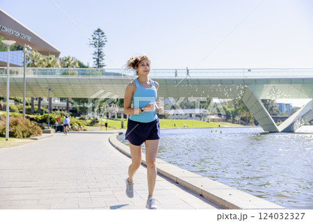 ウォーキング・ジョギングをするスポーツウエアを着た女性 124032327