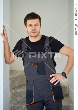 Professional construction worker in unfinished apartment Professional construction worker in unfinished apartment 124032605
