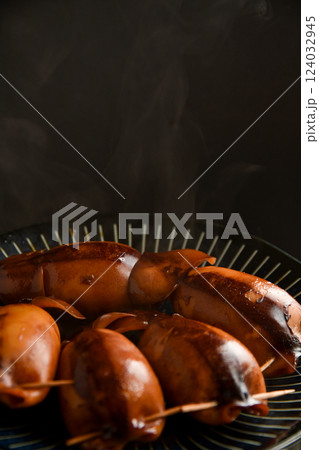 盛り付けたいかめしから湯気 124032945