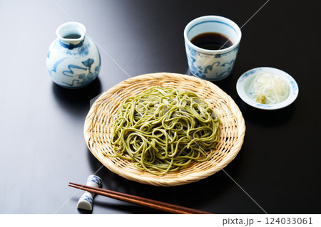 ざるに盛った茶蕎麦 ざるに盛った茶蕎麦 124033061