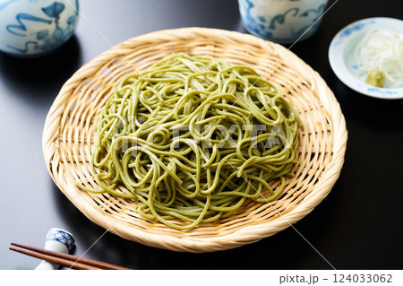ざるに盛った茶蕎麦 124033062