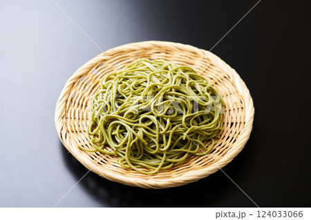 ざるに盛った茶蕎麦 ざるに盛った茶蕎麦 124033066