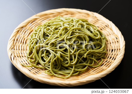 ざるに盛った茶蕎麦 ざるに盛った茶蕎麦 124033067