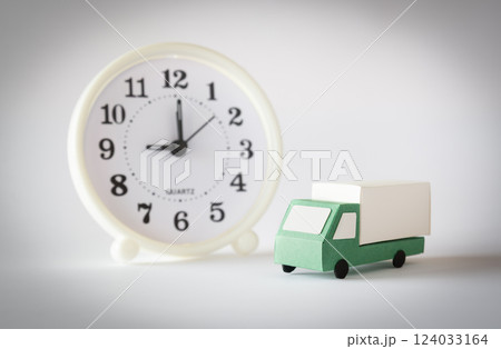 運輸業の働き方改革　トラックと時計　2024年問題 タイトル変更 124033164