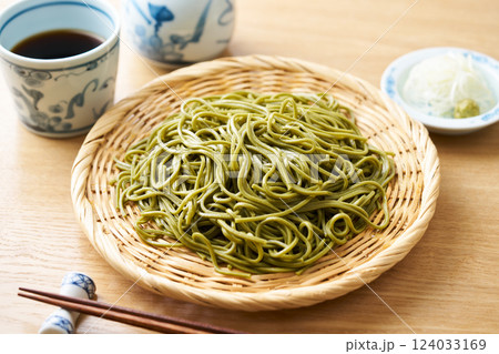 ざるに盛った茶蕎麦 124033169
