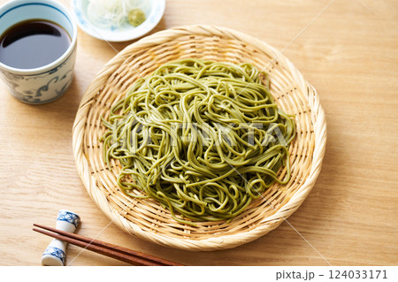 ざるに盛った茶蕎麦 ざるに盛った茶蕎麦 124033171