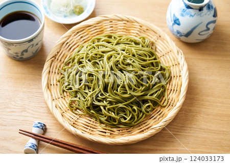 ざるに盛った茶蕎麦 124033173