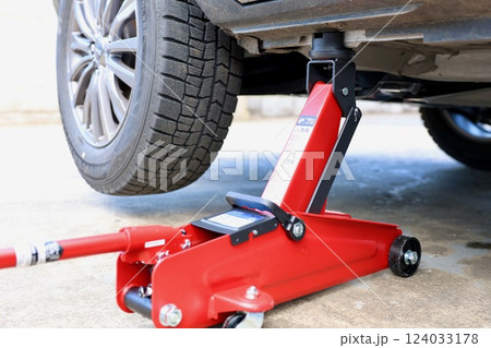 タイヤのジャッキアップ 124033178