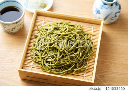 せいろに盛った茶そば 124033490