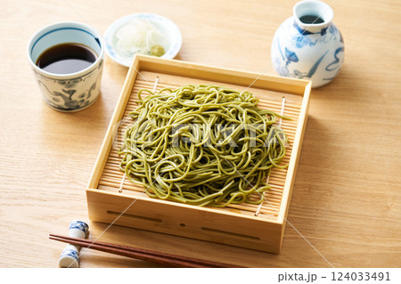 せいろに盛った茶そば 124033491
