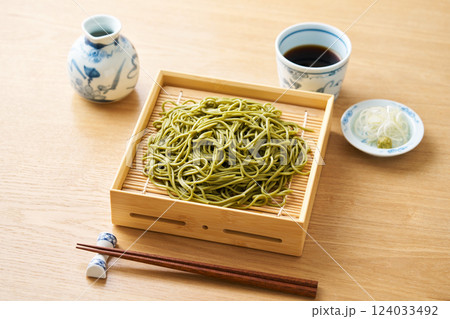せいろに盛った茶そば 124033492