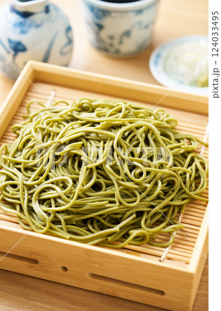 せいろに盛った茶そば 124033495