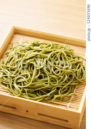 せいろに盛った茶そば 124033496