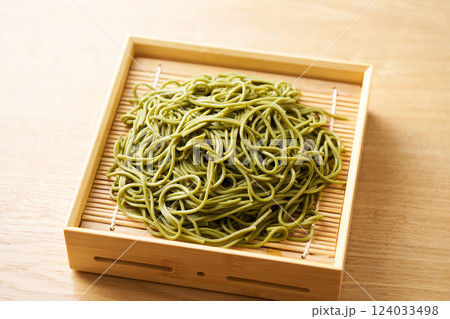 せいろに盛った茶そば 124033498