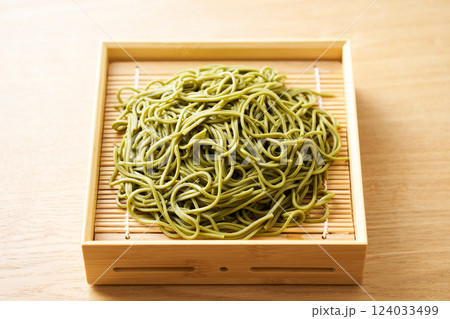 せいろに盛った茶そば 124033499