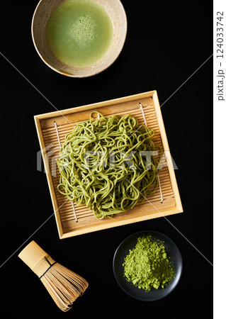 せいろに盛った茶そば 124033742