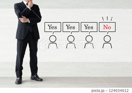 メンバーの意見や考えが合わずに困るスーツを着た男性 124034012
