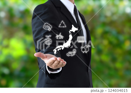 日本の環境問題を考えるスーツを着た男性のイメージ画像 124034015