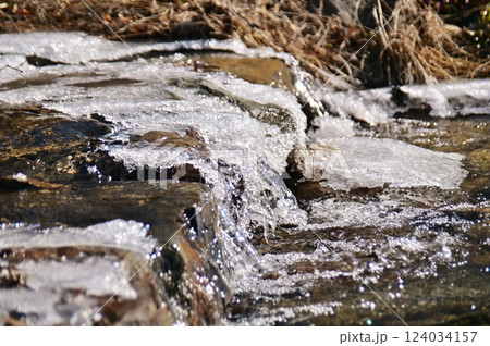 小さな堰の流れと氷 小さな堰の流れと氷 124034157