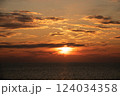 美しい静かな海の夕暮れ 124034358
