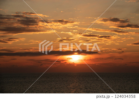 美しい静かな海の夕暮れ 美しい静かな海の夕暮れ 124034358