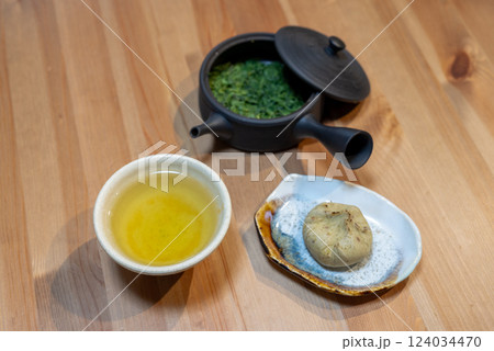お茶　緑茶と和菓子　栗きんとんと緑茶　日本茶 124034470
