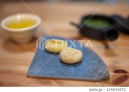 お茶 緑茶と和菓子 栗きんとんと緑茶 日本茶 お茶 緑茶と和菓子 栗きんとんと緑茶 日本茶 124034472