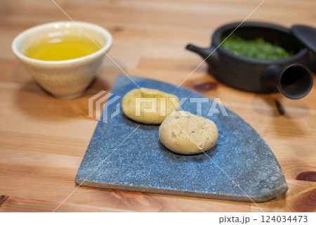 お茶 緑茶と和菓子 栗きんとんと緑茶 日本茶 お茶 緑茶と和菓子 栗きんとんと緑茶 日本茶 124034473