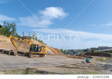 道路建設現場の重機 道路建設現場の重機 124035280