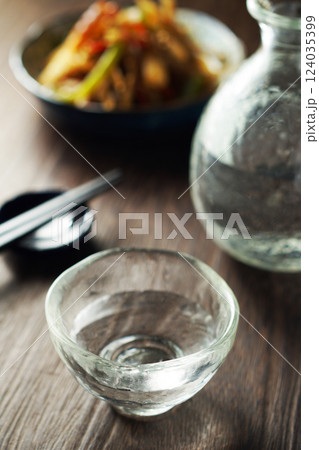 日本酒ときんぴら牛蒡 124035399