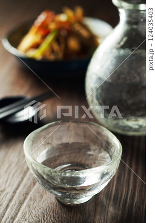 日本酒ときんぴら牛蒡 日本酒ときんぴら牛蒡 124035403