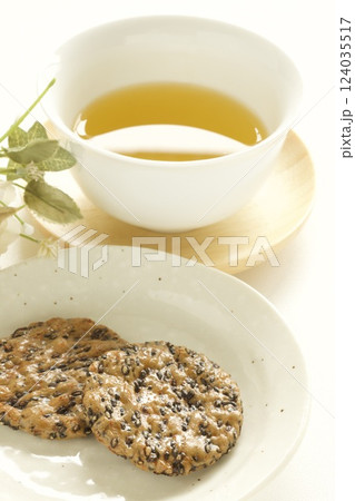 胡麻せんべいと緑茶 胡麻せんべいと緑茶 124035517