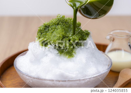 かき氷に抹茶シロップをかける 124035855