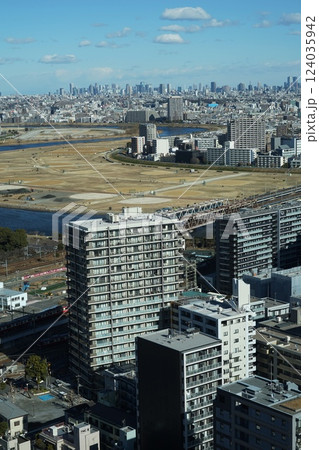 川崎市役所から見た新宿副都心と多摩川　2月川崎522新宿副都心と多摩川 124035942