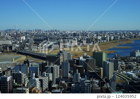 川崎市役所から見た都心東京スカイツリーと六郷橋 2月川崎532東京スカイツリーと多摩川六郷橋 川崎市役所から見た都心東京スカイツリーと六郷橋 2月川崎532東京スカイツリーと多摩川六郷橋 124035952