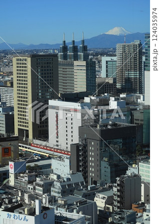 川崎市役所展望ロビーから見た富士山と京急本線　2月川崎554富士山と京急本線・川崎市繁華街 124035974