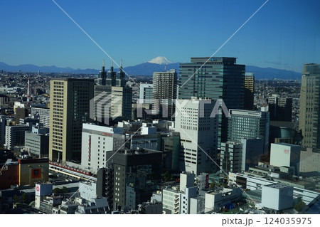 川崎市役所展望ロビーから見た富士山と京急本線　2月川崎555富士山と京急本線・川崎市繁華街 124035975