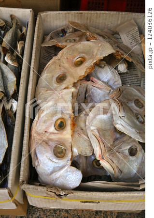 香港・徳輔道西で売られる塩干し魚(ハムユイ)。クサヤに似ていで臭いが美味。かつては安かったが今は高価 香港・徳輔道西で売られる塩干し魚(ハムユイ)。クサヤに似ていで臭いが美味。かつては安かったが今は高価 124036126