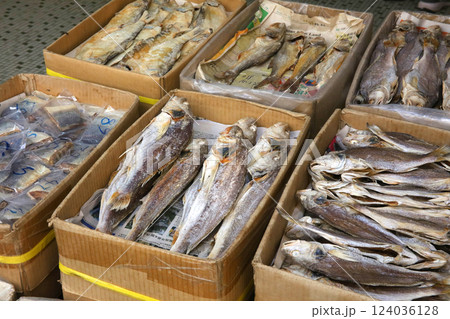 香港・徳輔道西で売られる塩干し魚（ハムユイ）。クサヤに似ていで臭いが美味。かつては安かったが今は高価 124036128