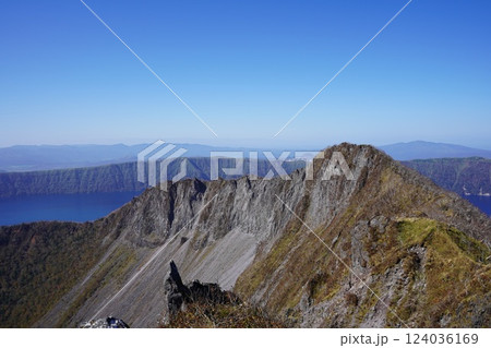 晩秋の摩周湖外輪山 124036169