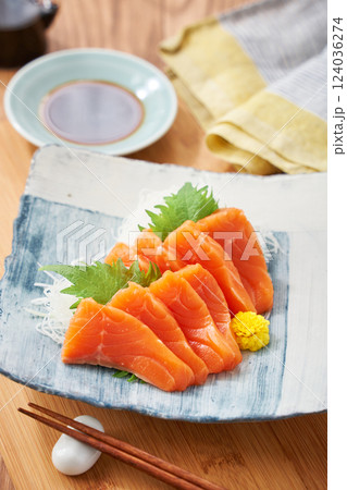 お皿に盛り付けた新鮮なサーモンの刺身 124036274